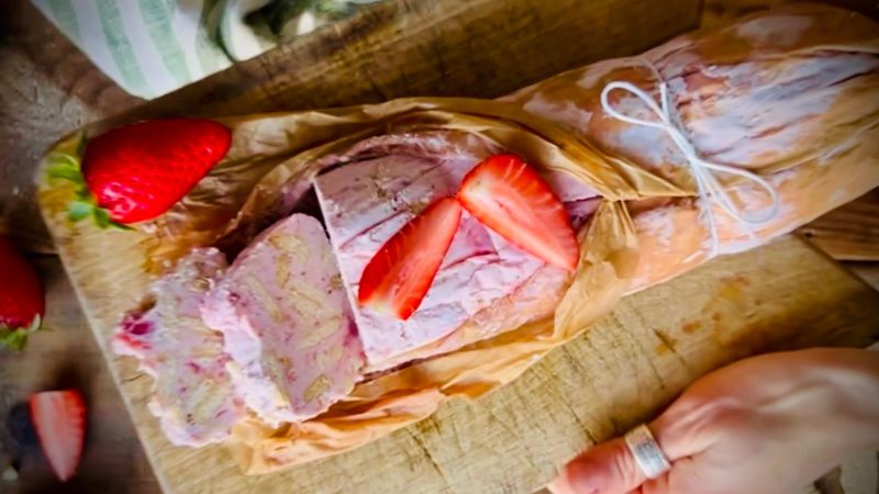 Un desert simplu de sezon: salam rece de căpșuni. Este delicios