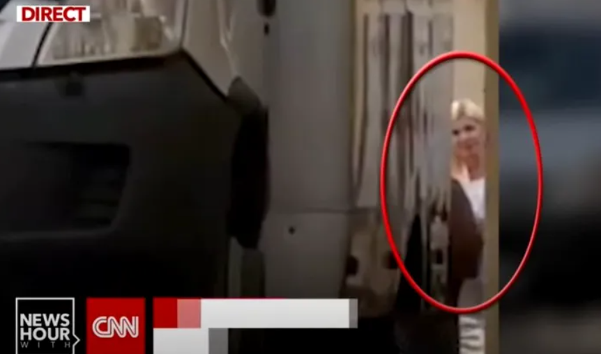 Elena Udrea, scoasă de urgență din închisoare cu ambulanța. Imagine rară cu fostul ministru
