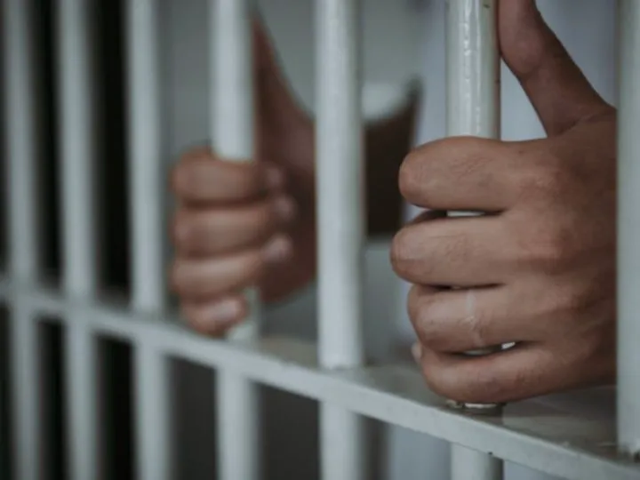 Polițist criminal, suspectat de un jurnalist cu ani înainte de a comite crimele. A fost coleg de celulă cu Jeffrey Epstein