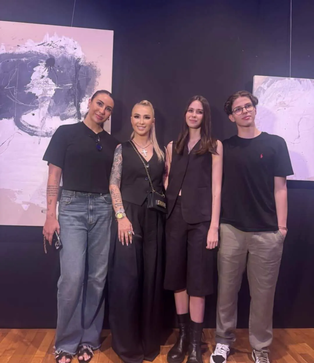 Rebecca, fiica Anamariei Prodan, și-a adus iubitul american în România, la primul ei vernisaj de pictură în țară. E „serioasa” familiei