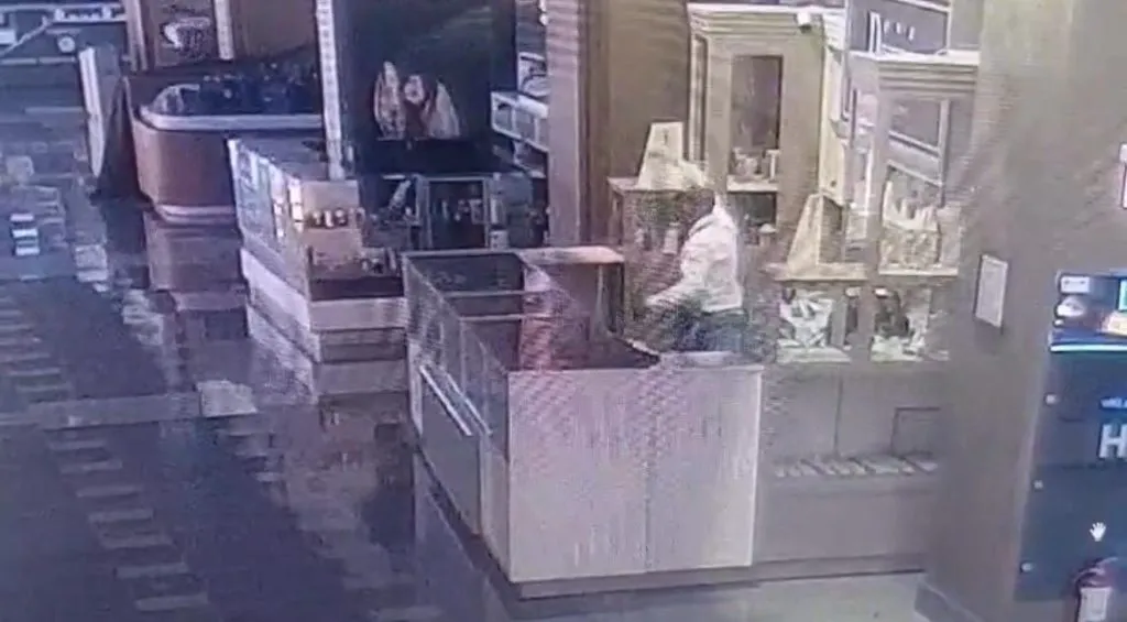 Imagini incredibile din timpul jafului: vânzătoare bătută cu bestialitate. Hoțul era la a doua faptă în trei zile