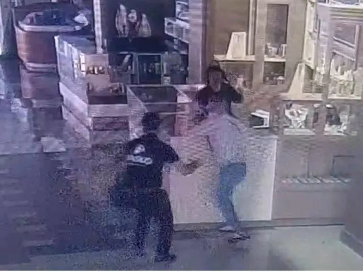 Imagini incredibile din timpul jafului: vânzătoare bătută cu bestialitate. Hoțul era la a doua faptă în trei zile