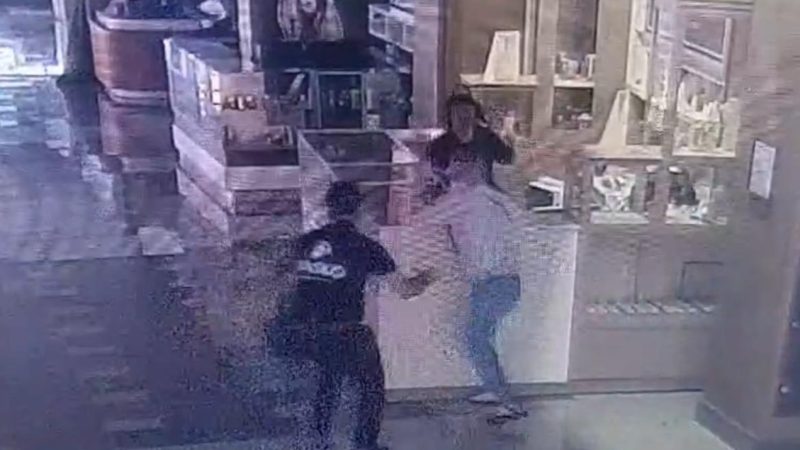 Imagini incredibile din timpul jafului: vânzătoare bătută cu bestialitate. Hoțul era la a doua faptă în trei zile