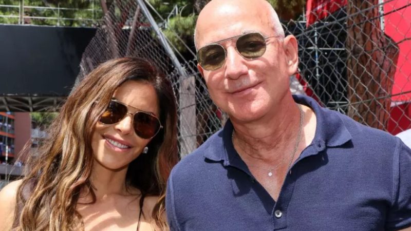 Jeff Bezos face petrecerea de nuntă pe un șantier naval. Elton John va face show incendiar