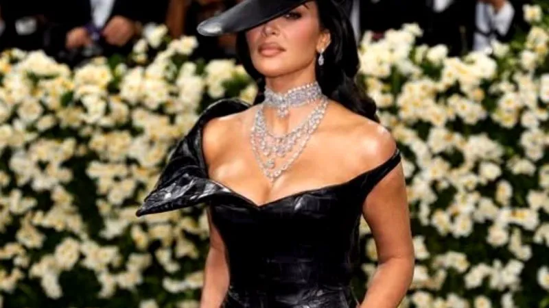 Ce ținută a purtat Kim Kardashian la nunta lui Jeff Bezos. Vedeta n-a ratat o sesiune foto în haine provocatoare