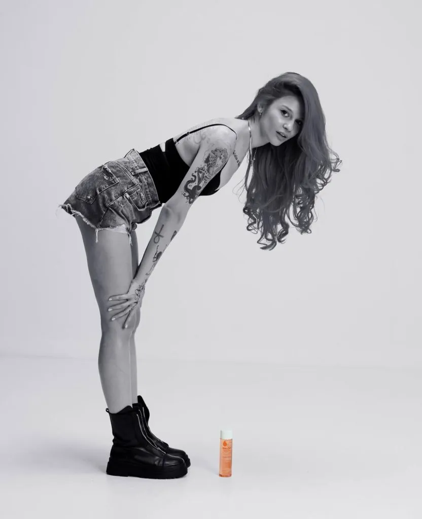 Influencerița Marilu, filmată când lovește o pisică. Iustin Petrescu susține că are și alte probe împotriva ei