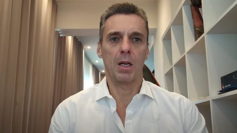 Mircea Badea și-a făcut podcast și a ironizat noua melodie a Deliei, cea despre rolul femeii cu țâțe