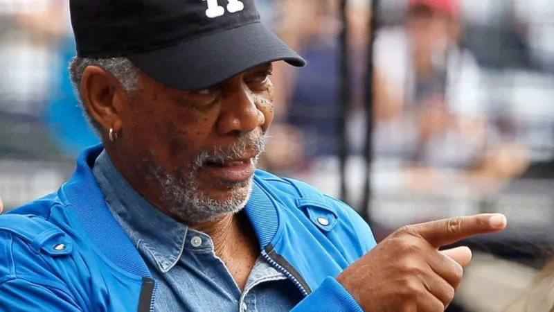 Morgan Freeman, pilot desăvârșit, profesionist în rezolvarea cuvintelor încrucișate. Ce a făcut să atragă atenția unei fete