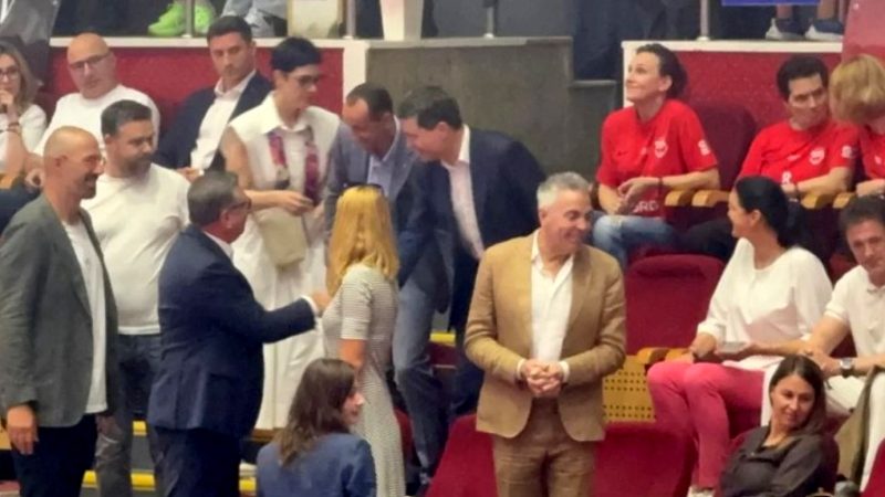 Handbalul i-a jucat lui Nicușor Dan o festă. Mingea i s-a lipit de mână când a tras la poartă la gala Cristinei Neagu