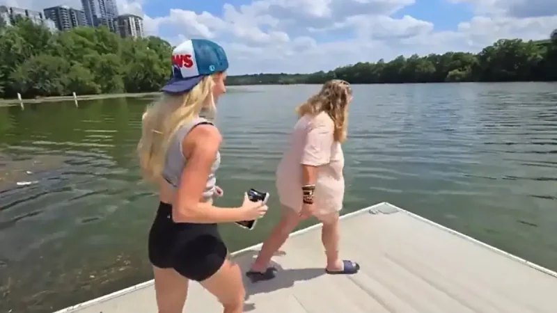Influenceriță în lacrimi în fața sediului TikTok, după ce i-a fost închis contul cu milioane de urmăritori. Farsa comisă era să omoare o femeie