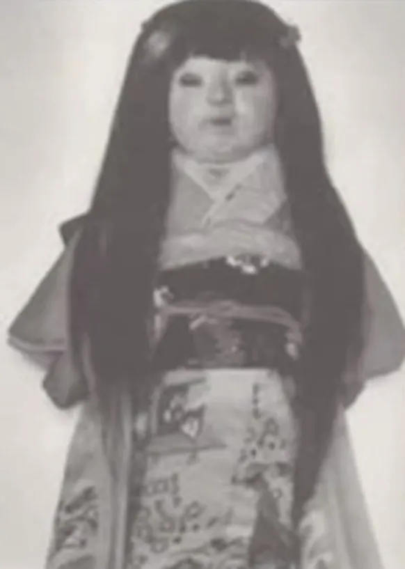 Povestea misterioasei păpuși japoneze Okiku. Când a început să-i crească părul, oamenii au dus-o la templu