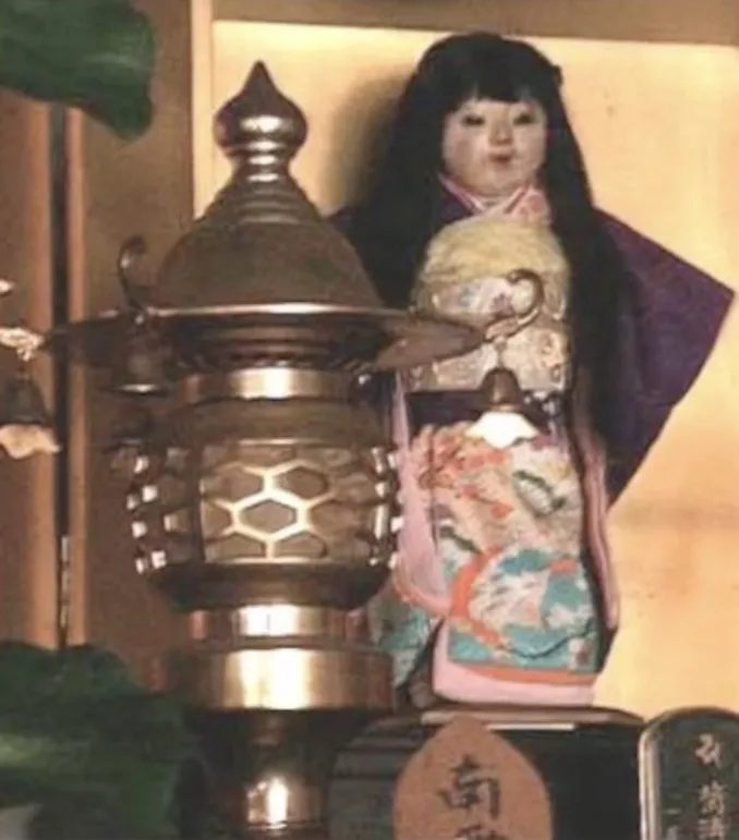 Povestea misterioasei păpuși japoneze Okiku. Când a început să-i crească părul, oamenii au dus-o la templu