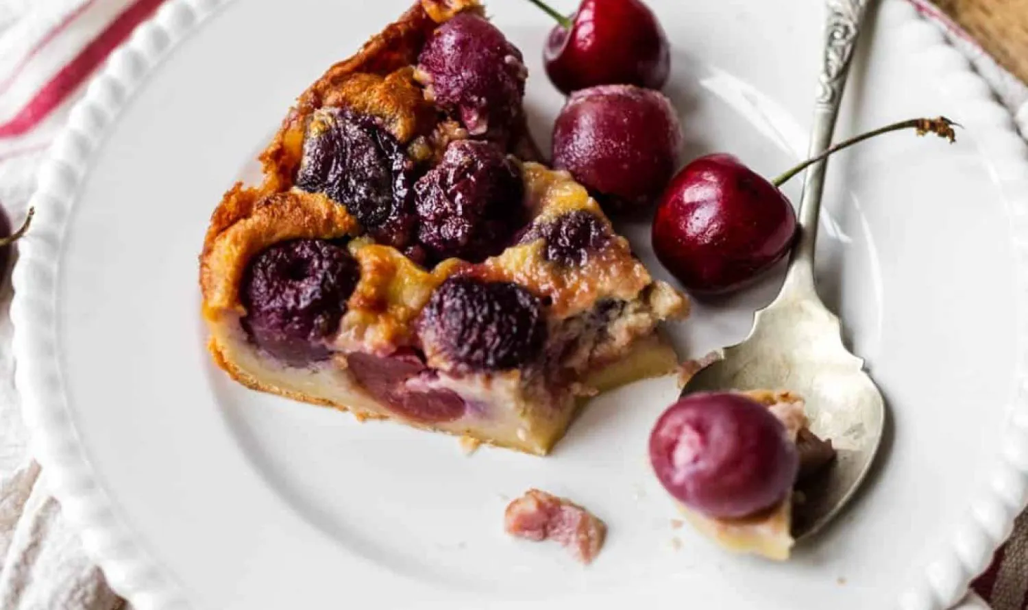 Clafoutis, prăjitura rustică din bucătăria franțuzească. Rețetă tradițională cu cireșe cu gust de vară