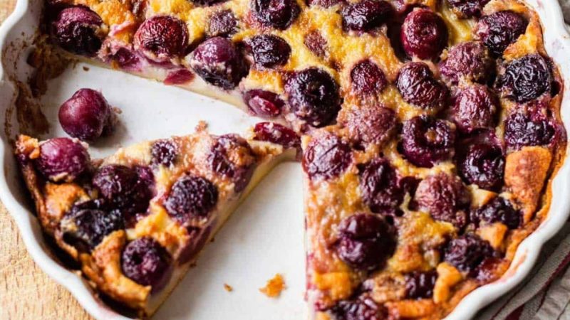 Clafoutis, prăjitura rustică din bucătăria franțuzească. Rețetă tradițională cu cireșe cu gust de vară