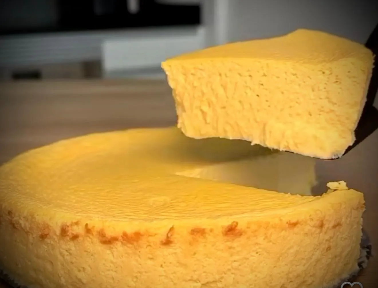 Slăbești mâncând. Rețetă dietetică de cheesecake cu mango (fără blat)