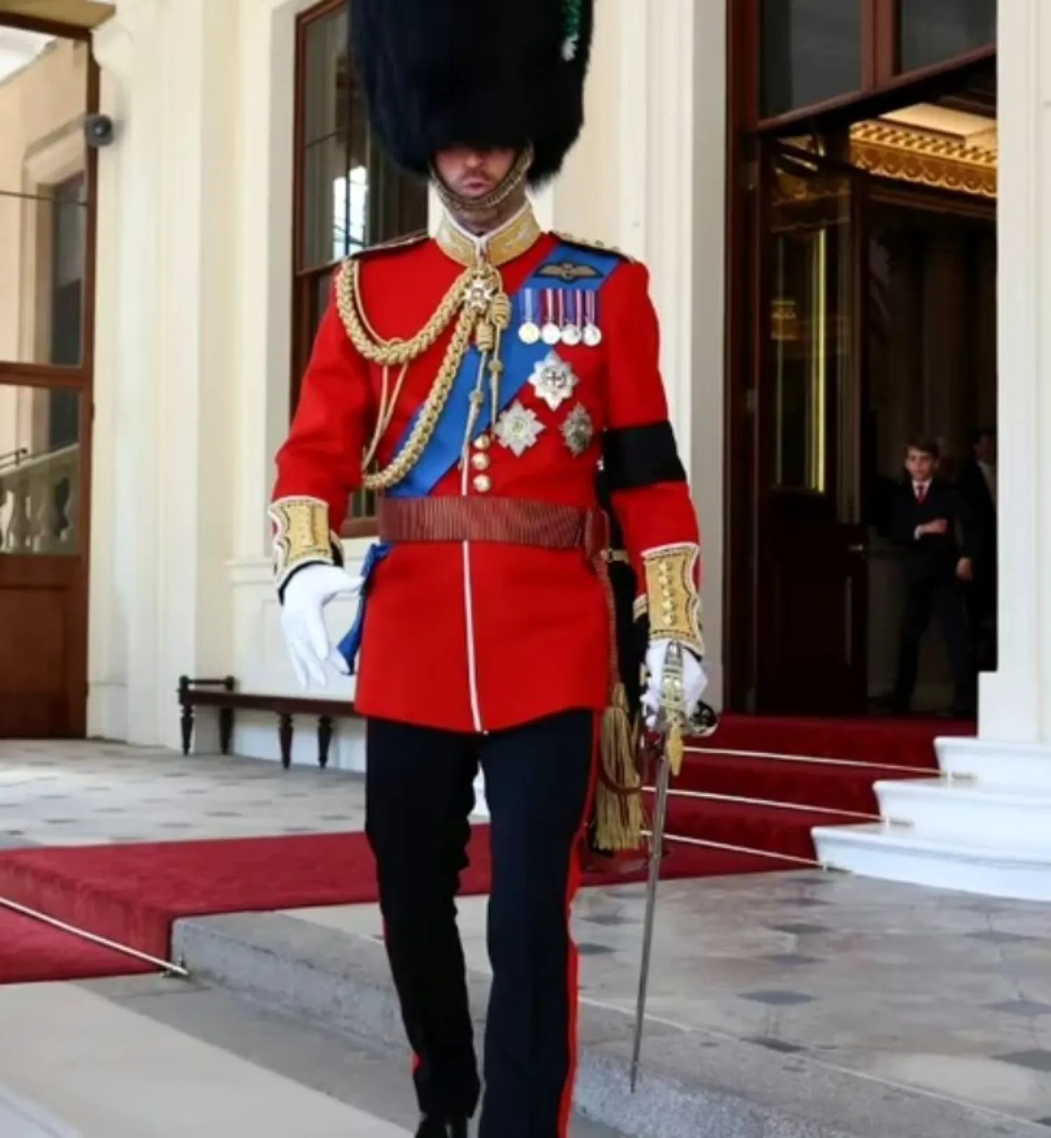 O fotografie simpatică cu prințul Louis a devenit virală. Ce face micuțul în timp ce prințul William se pregătea pentru parada Trooping the Colour