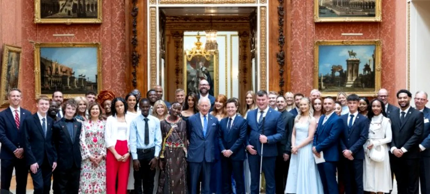 Regele Charles, în formă maximă la întâlnirea cu George și Amal Clooney la celebrarea premiilor King's Trust Awards 2025. Suveranul a tăiat și un tort. Video