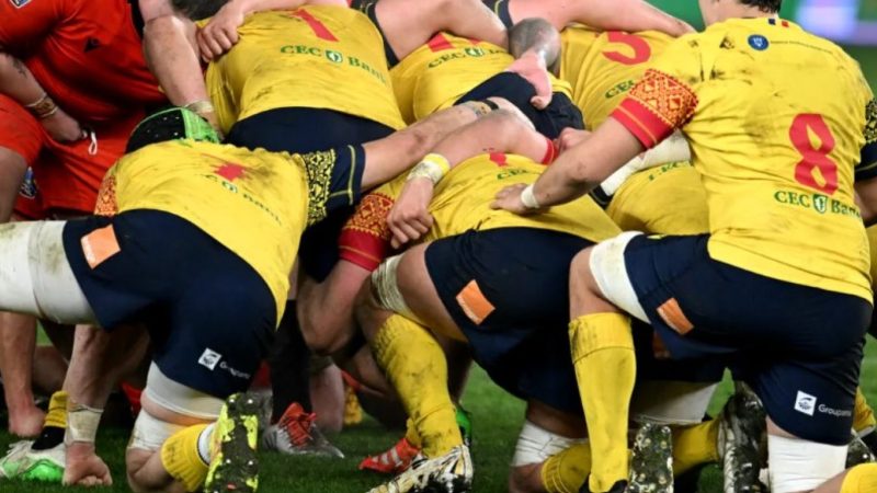 Bancul zilei. Ce discută două blonde la un meci de rugby