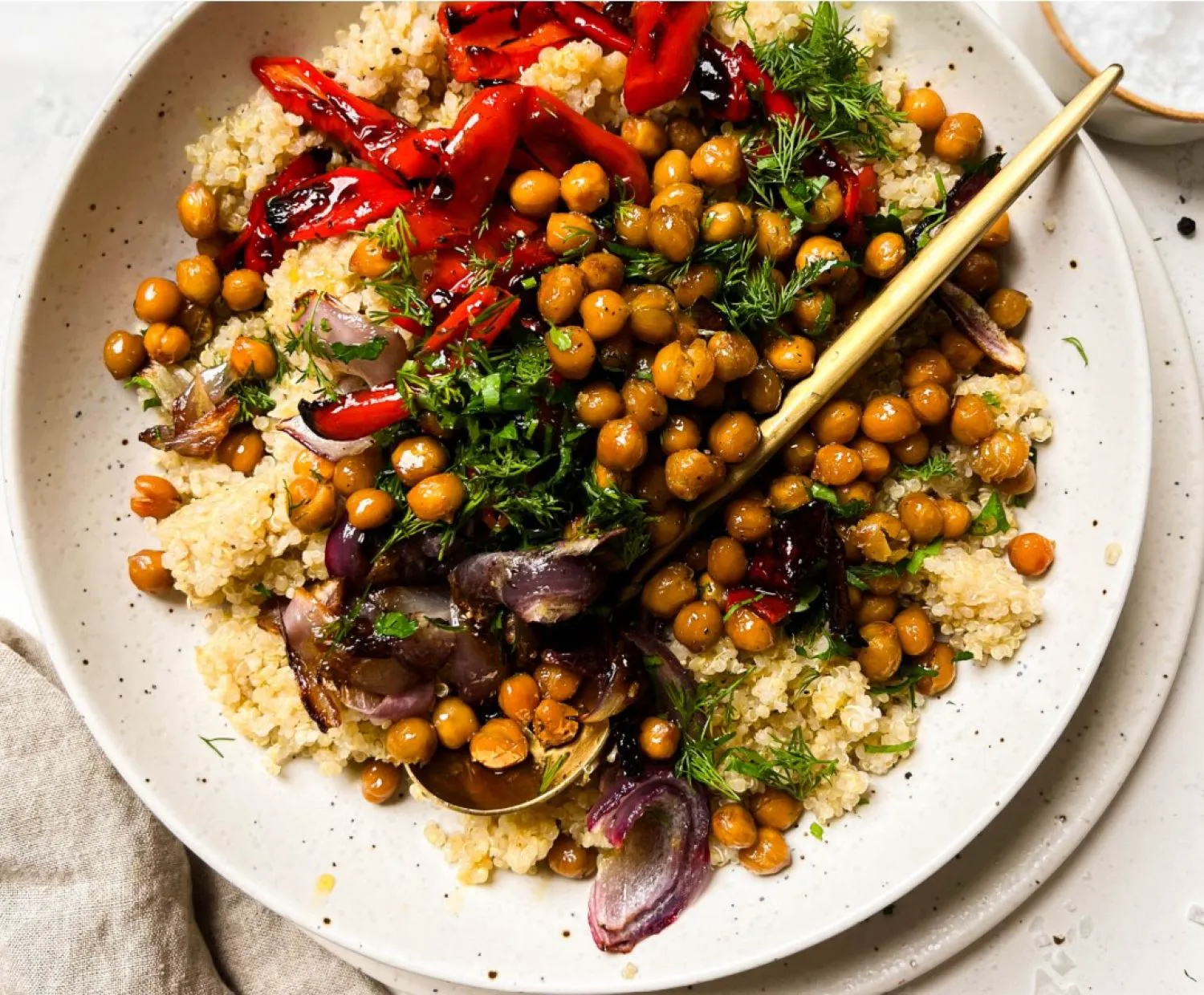 Bucuria verii: salată de ardei copt, cu năut crocant, quinoa și sos picant de lămâie. Veți îndrăgi această rețetă