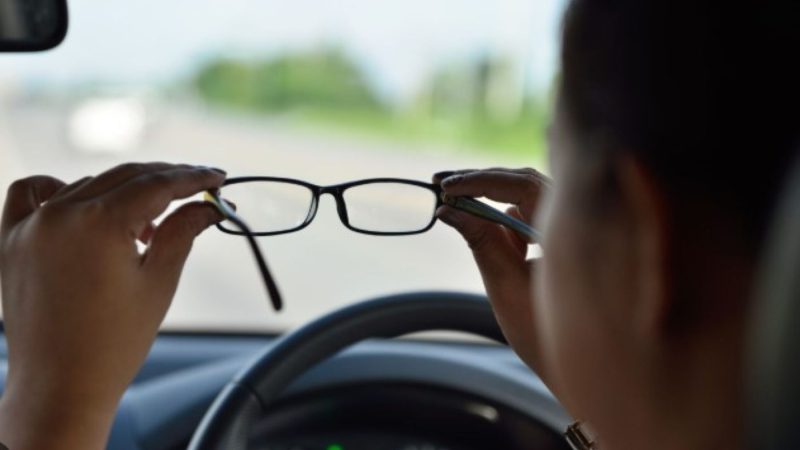 Restricțiile impuse de Codul Rutier pentru persoanele cu probleme de vedere. Ce trebuie să știe toți șoferii