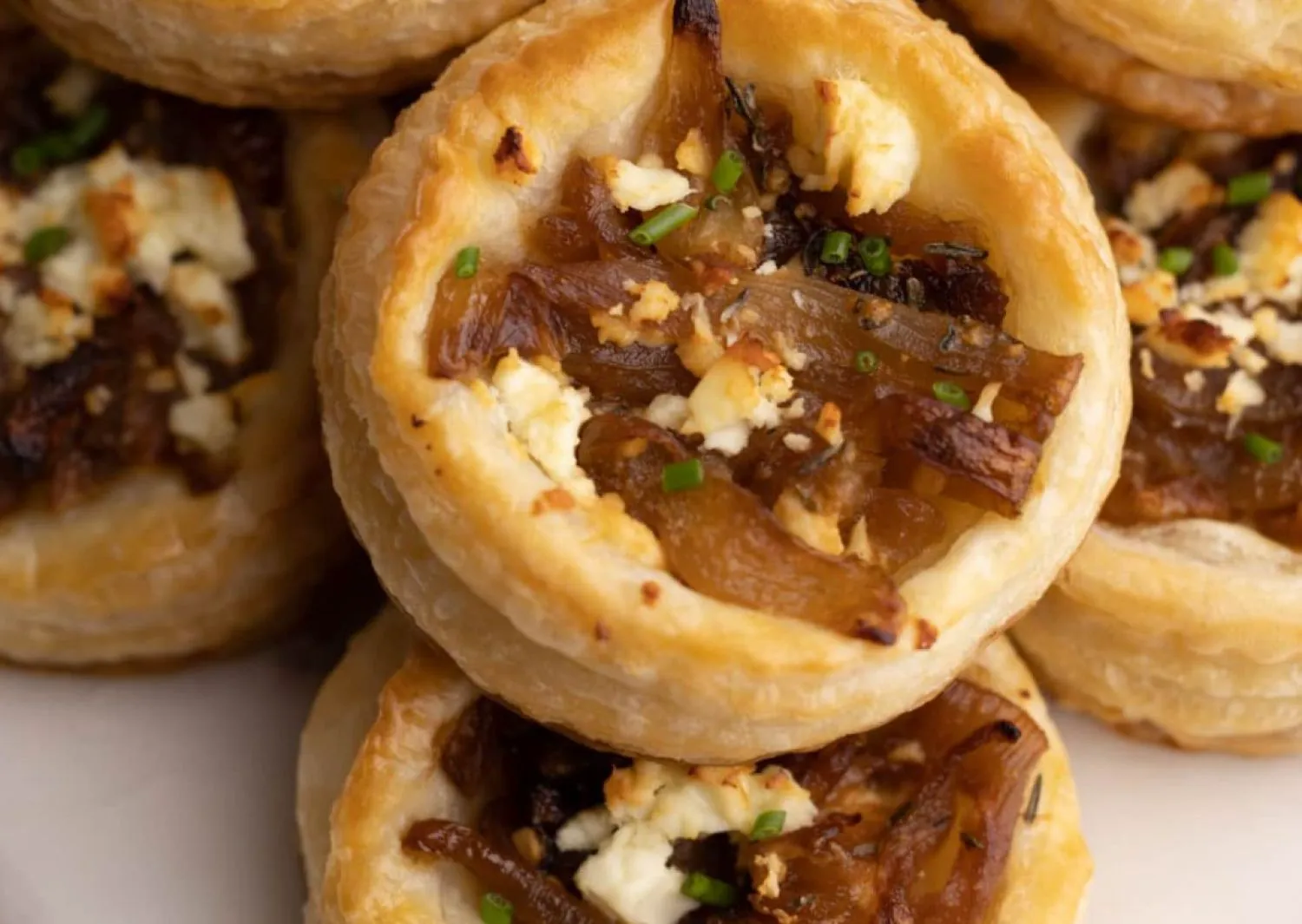 Tartă cu brânzeturi și ceapă caramelizată, deliciul francezilor. Rețeta își are rădăcinile într-un preparat vechi din Alsacia