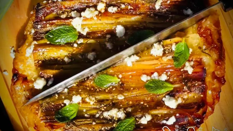 Delicioasa tartă Tatin cu praz. Este un aperitiv fantastic, dar și o cină reușită