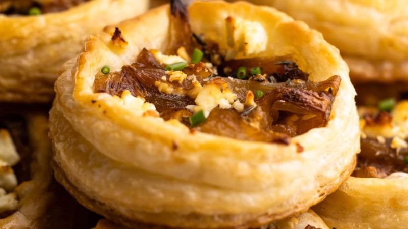Tartă cu brânzeturi și ceapă caramelizată, deliciul francezilor. Rețeta își are rădăcinile într-un preparat vechi din Alsacia