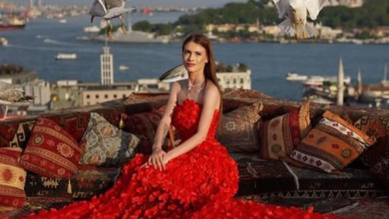 Preotul din Cosmopolis face apel la comunitate să vină să se roage la catafalcul Teodorei Marcu. Înmormântarea va fi în satul natal