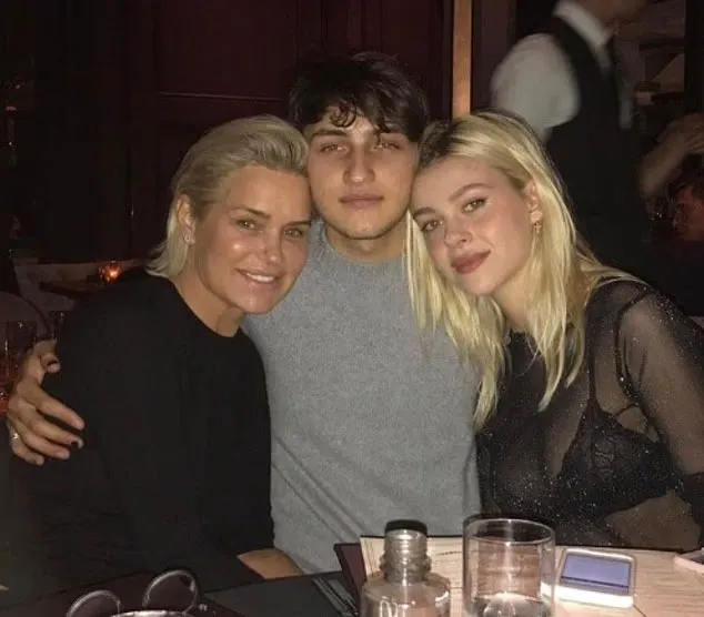 Mama modelelor Bella și Gigi Hadid se aliază cu Victoria Beckham în scandalul cu nora dificilă, Nicola Peltz. A trecut și ea prin asta