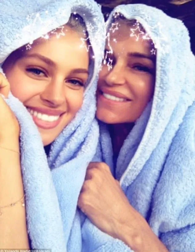 Mama modelelor Bella și Gigi Hadid se aliază cu Victoria Beckham în scandalul cu nora dificilă, Nicola Peltz. A trecut și ea prin asta