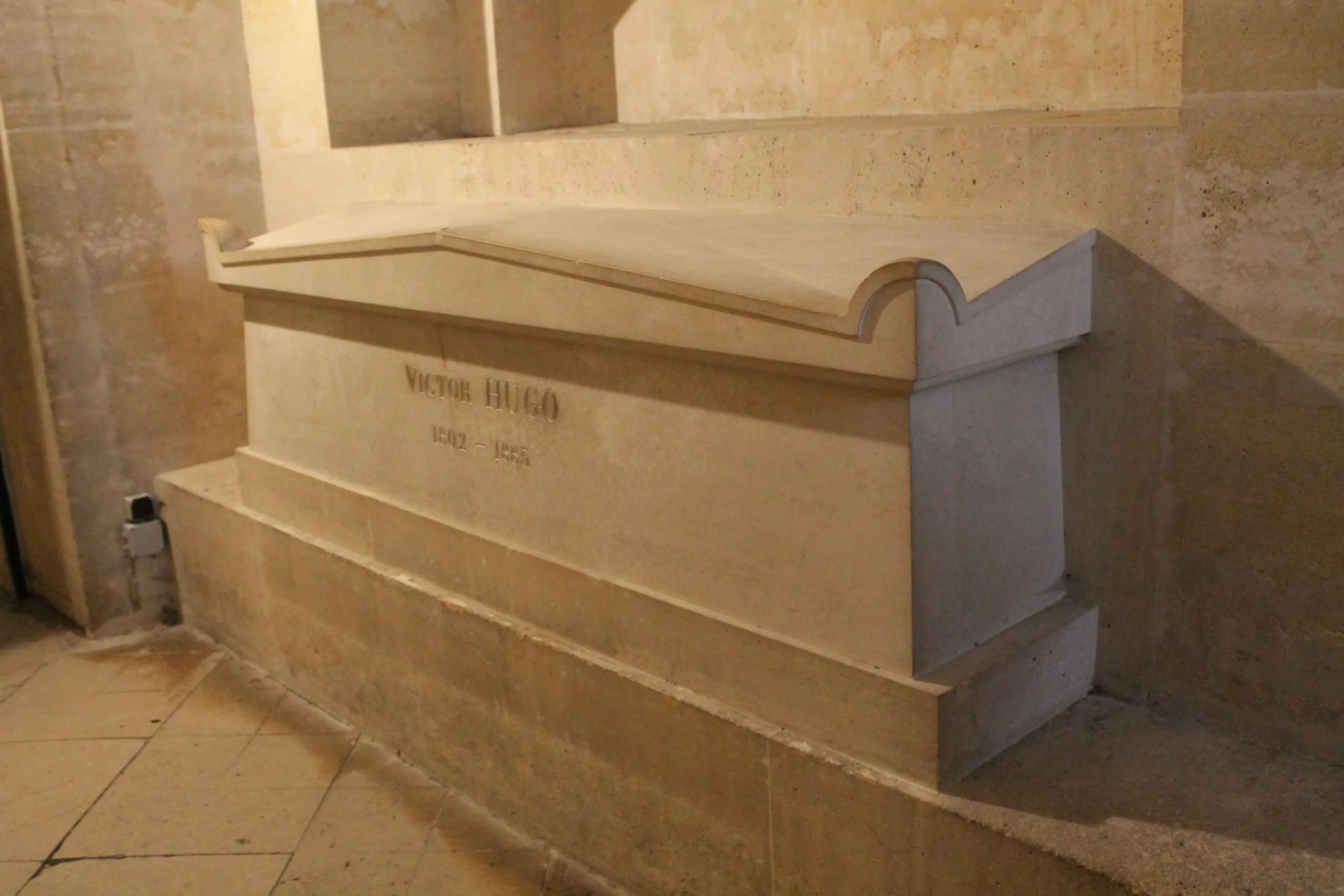 Victor Hugo a avut o viață personală demnă de roman. În ziua în care a murit, bordelurile din Paris i-au adus omagii 