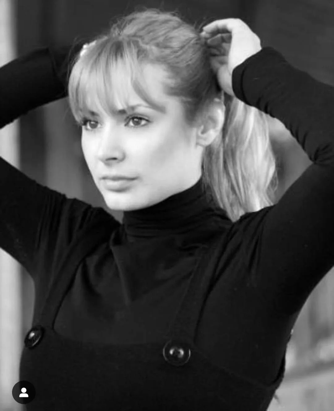 Vedetă de televiziune din România, decorată de președintele Italiei. Este actriță și fiica unui reputat jurnalist 
