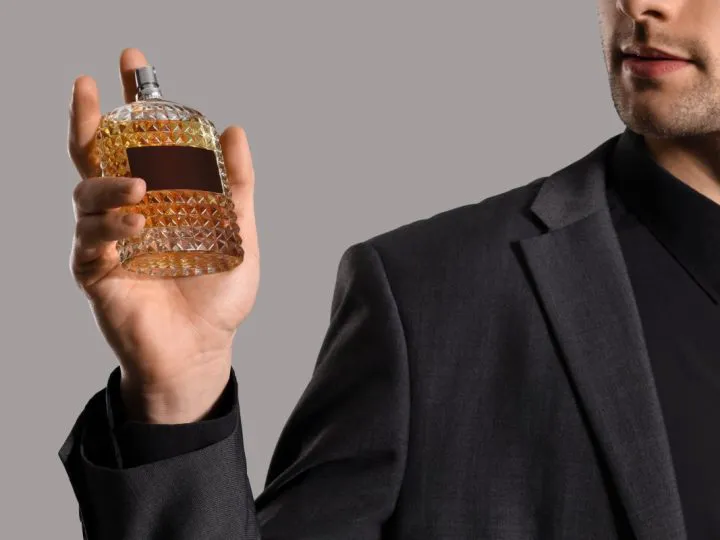 Aromele lemnoase și condimentate: ce tip de personalitate se potrivește acestor parfumuri?