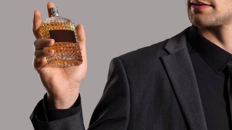 Aromele lemnoase și condimentate: ce tip de personalitate se potrivește acestor parfumuri?