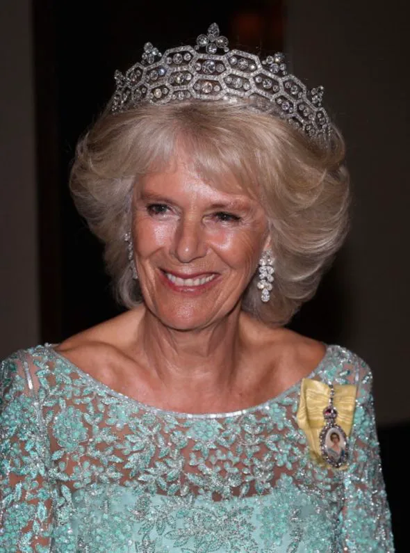 De ce nu a purtat Regina Camilla tiara pe cap la căsătoria cu Charles. Regina Elisabeta a intervenit după nuntă 