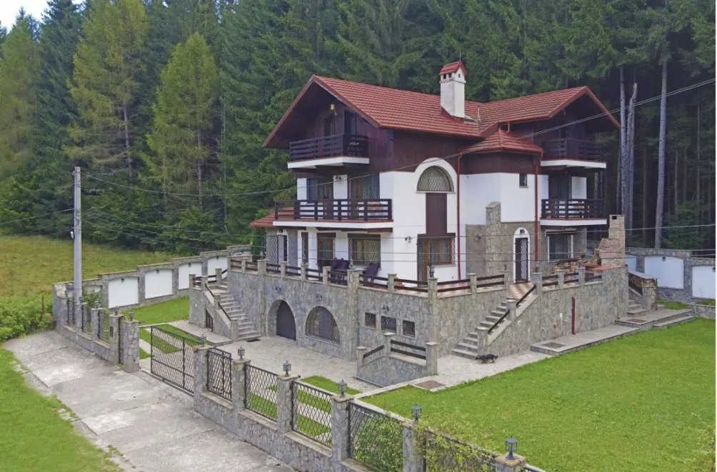 Bogații își vând vilele de lux de pe Valea Prahovei. Prețurile cerute pentru „eleganță în umbra pădurii” sunt fabuloase 