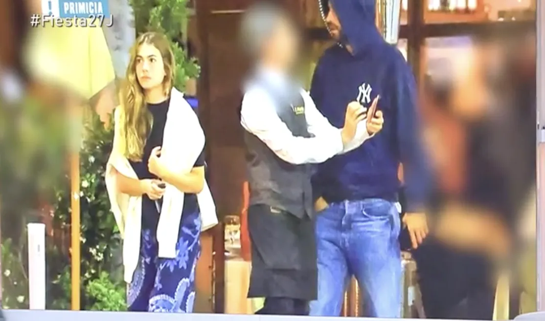 Pique și Clara Chia au încercat să ascundă, dar un paparazzi i-a dat de gol. Shakira e istorie, iar vacanța cuplului a fost cu surprize 