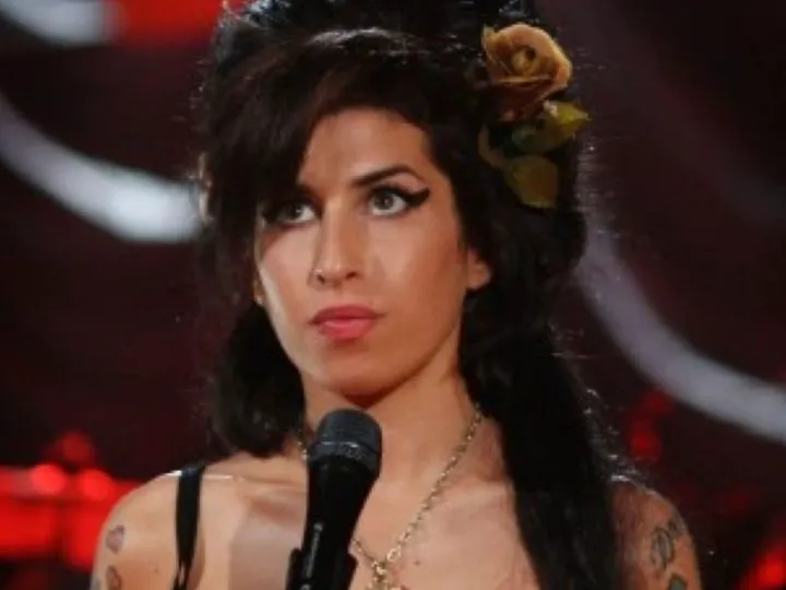 Cântăreața Amy Winehouse a salvat viața unui vânzător înainte de moarte. L-a cunoscut în timpul unei vacanțe