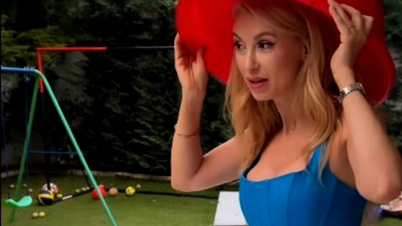 Furtuna i-a distrus Andreei Bălan o parte din hainele de scenă. Vedeta și-a pus ligheanul în cap și a strâns ce s-a mai putut. Foto/video