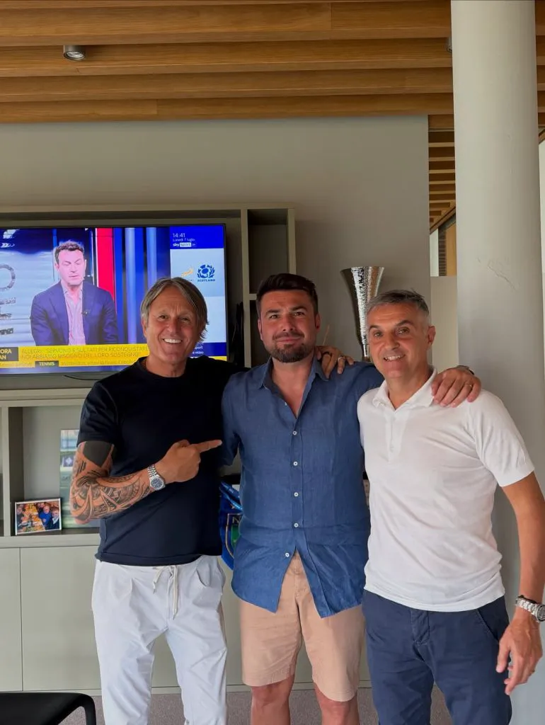 Adrian Mutu îmbină utilul cu plăcutul în vacanță. Nu întâmplător și-a dus familia la Florența