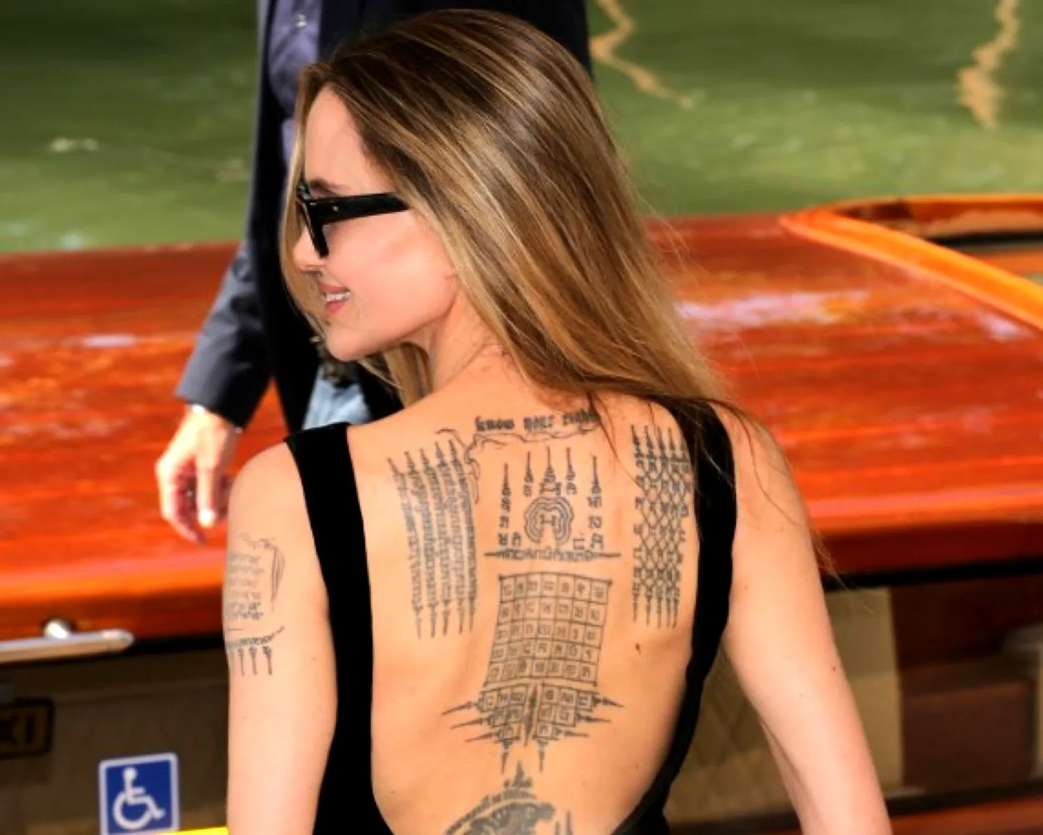 Viorica de la Clejani s-a decis. Imginea celor mai dragi ființe vor fi tatuată pe sâni. Video