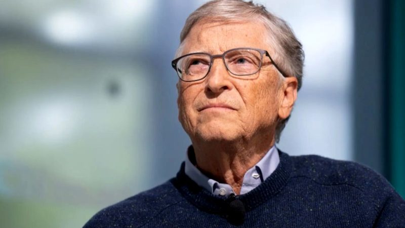 Bulă se angajează matelot pe iahtul lui Bill Gates și o salvează pe fiica lui din gura unui rechin. Nu vrea averea, dar…