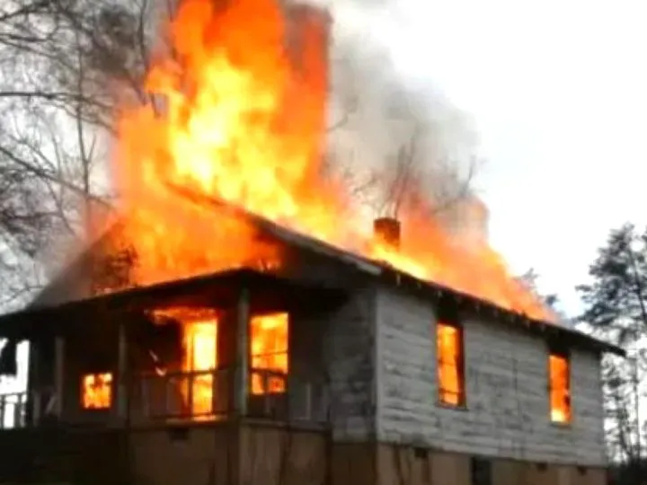 Bancul zilei. Trezește-te repede nevastă, trezeşte-te că arde casa! Din mobilă se aude o voce…