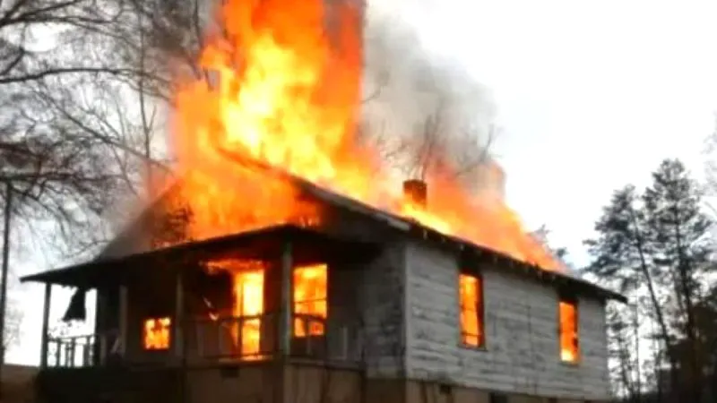 Bancul zilei. Trezește-te repede nevastă, trezeşte-te că arde casa! Din mobilă se aude o voce…