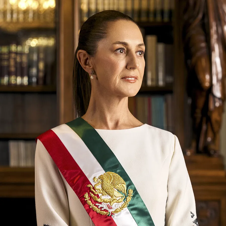 Actriță milionară umilită de mulțime: au aruncat cu gunoaie în ea. Blonda a avut o dispută cu un polițist, iar președintele țării a avut o reacție 