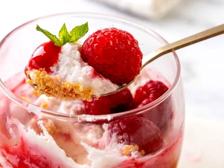 Cheesecake cu zmeură la pahar, fără coacere, desertul care face furori în această vară. Rețeta se prepară rapid și e delicioasă