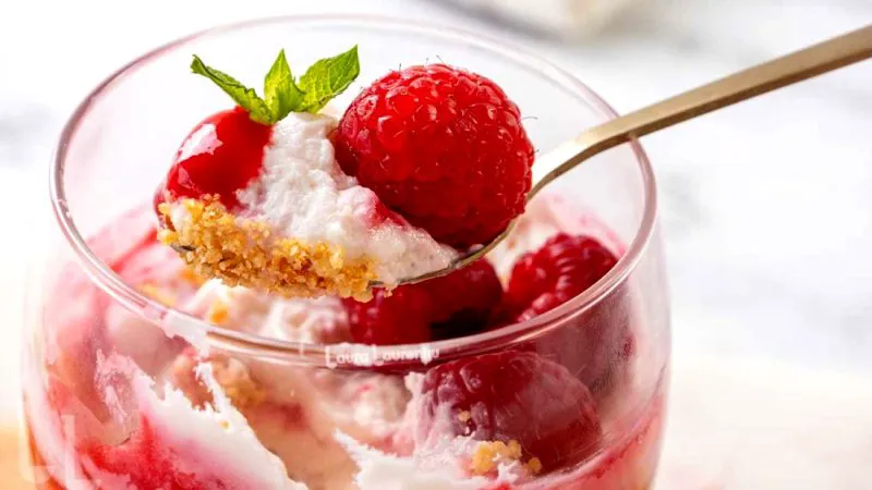 Cheesecake cu zmeură la pahar, fără coacere, desertul care face furori în această vară. Rețeta se prepară rapid și e delicioasă