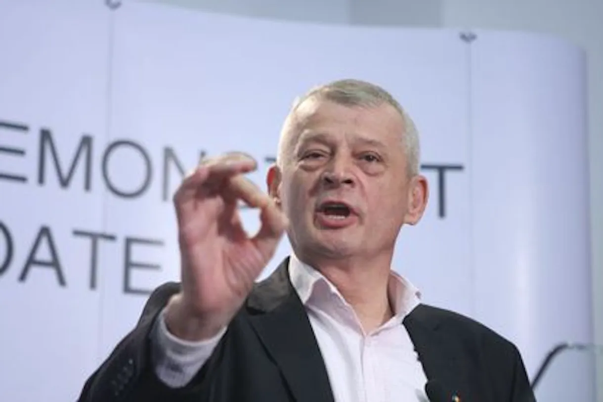 Sorin Oprescu, relaxat și bronzat după sentința definitivă de 10 ani cu executare. Chirurgul stă la adăpost în Grecia