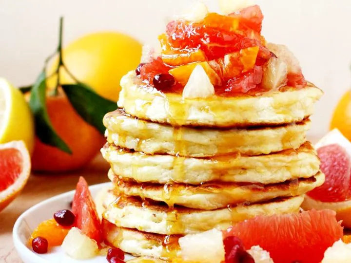 Clătite cu ricotta și sirop de citrice, pufoase ca norii. Rețeta preferată pentru diminețile de vară