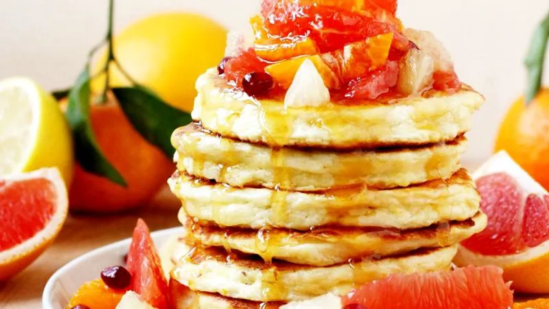 Clătite cu ricotta și sirop de citrice, pufoase ca norii. Rețeta preferată pentru diminețile de vară